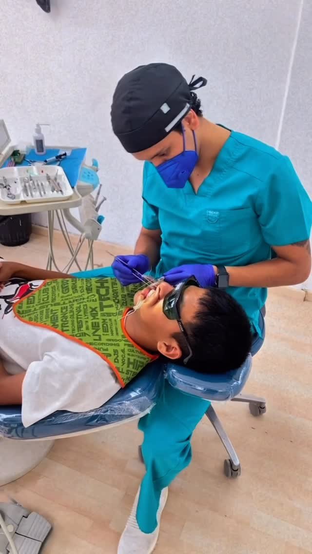 Dr. Fernando Robledo atendiendo a un paciente