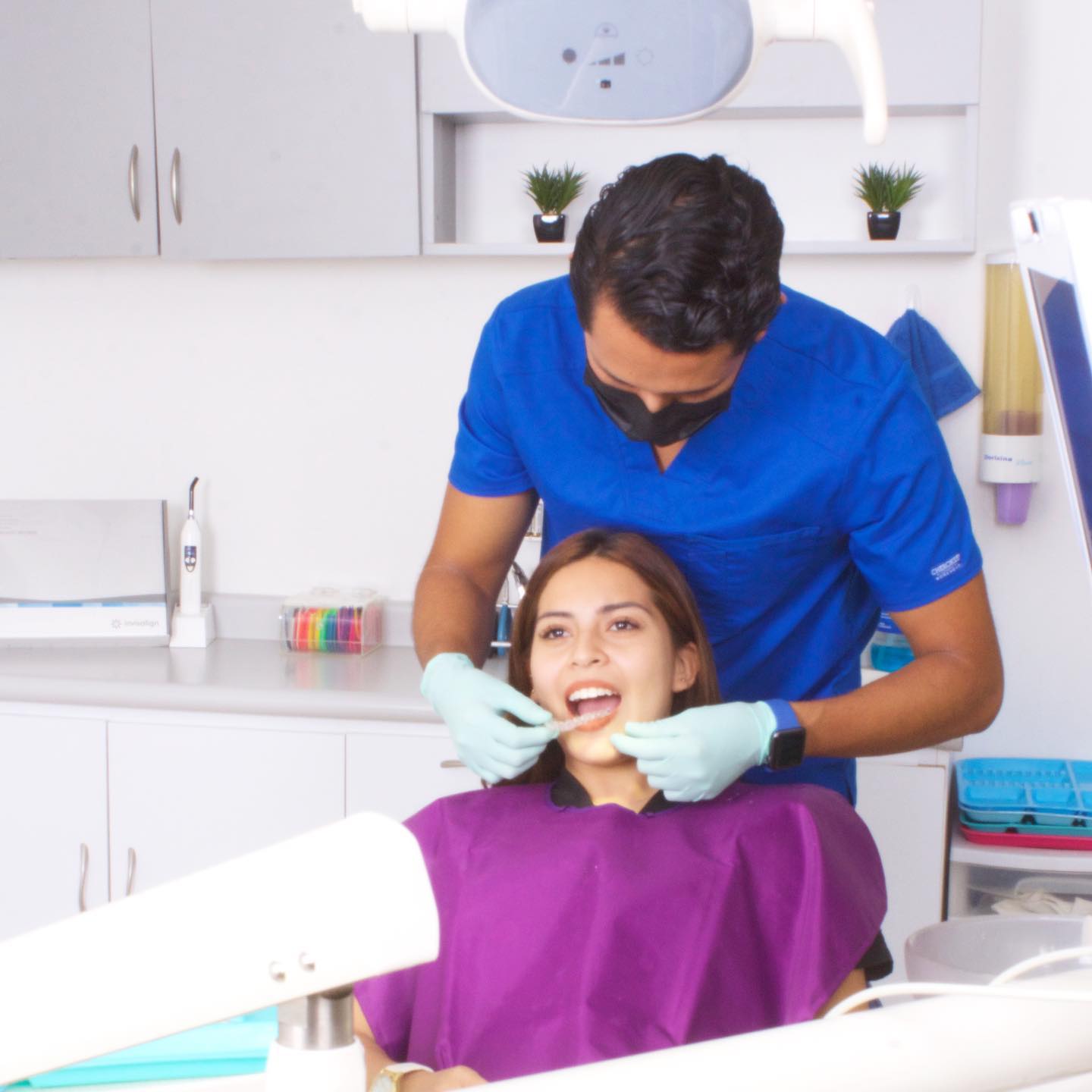 Dr. Fernando Robledo revisando la sonrisa de una paciente