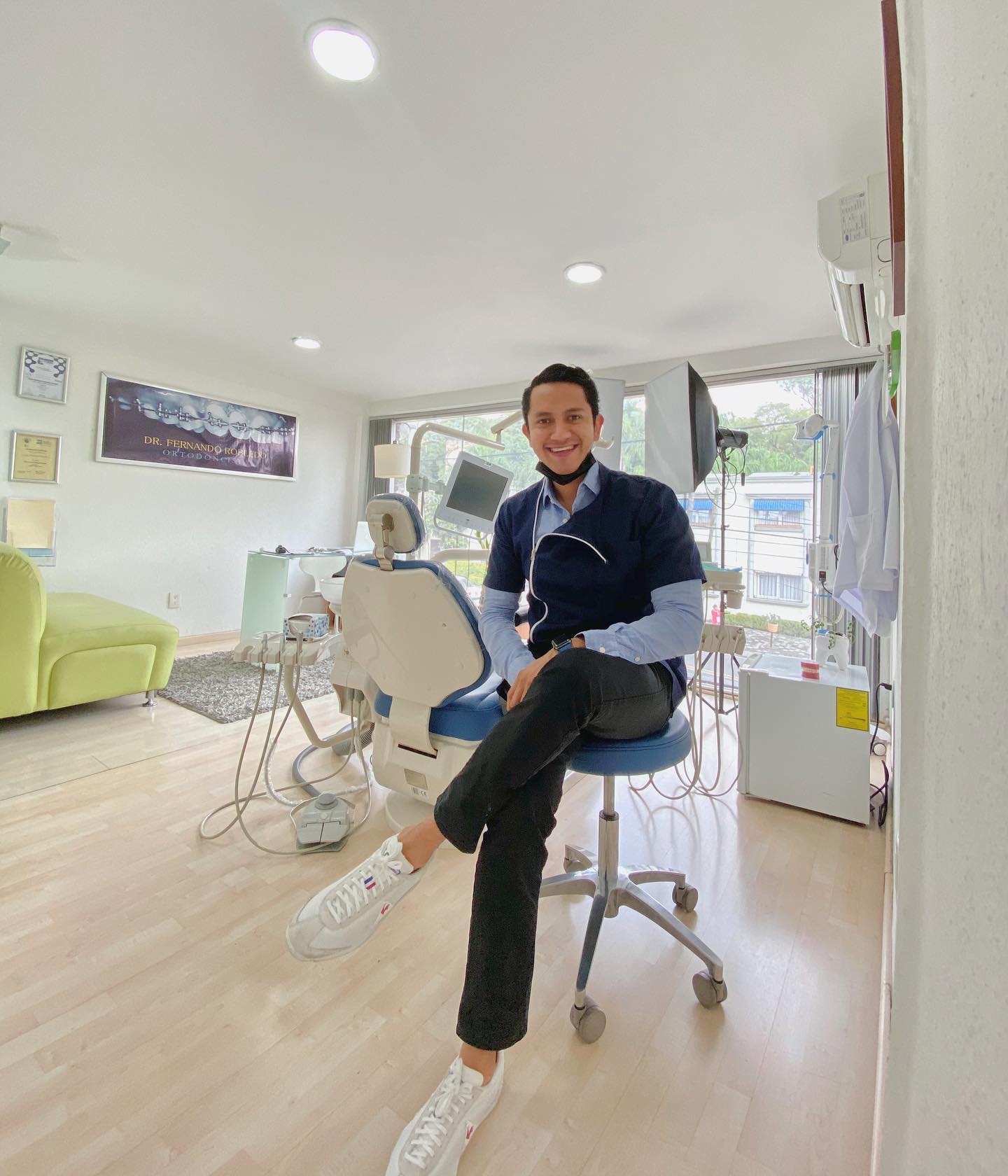Dr. Fernando Robledo, ortodoncista de Mayo Dental Center, sentado en su consultorio