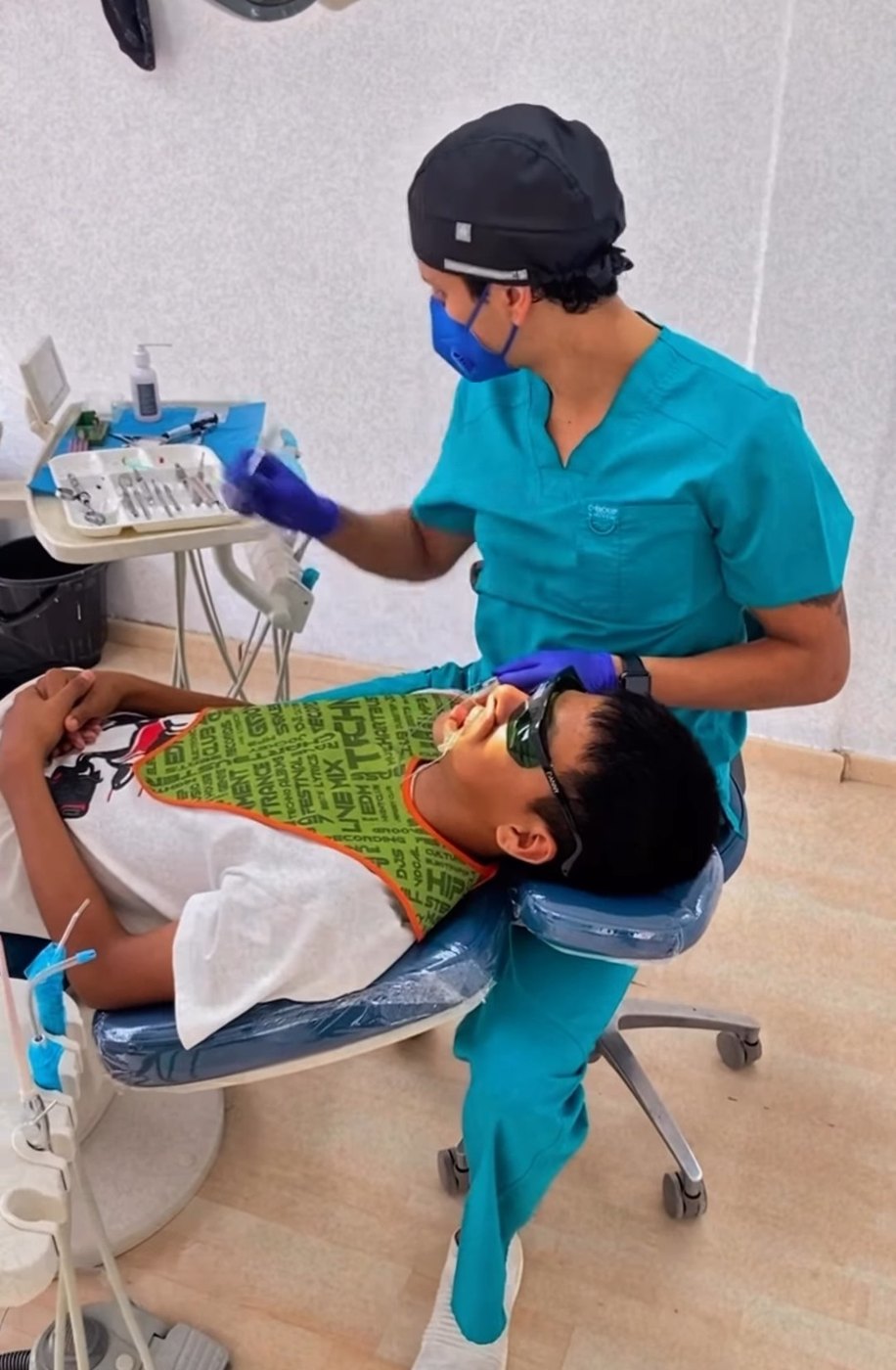 Dr. Fernando Robledo atendiendo a un paciente en el sillón