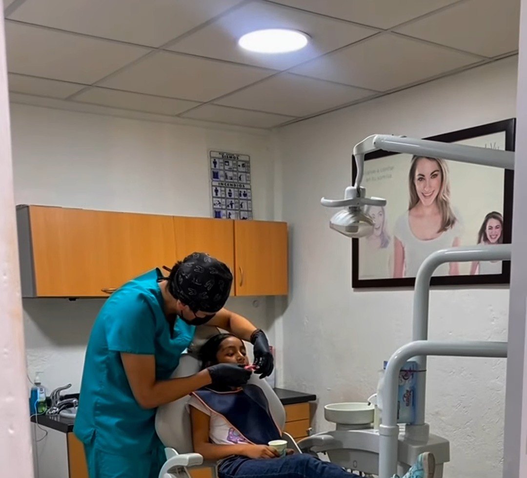 Dr. Fernando Robledo atendiendo a una paciente