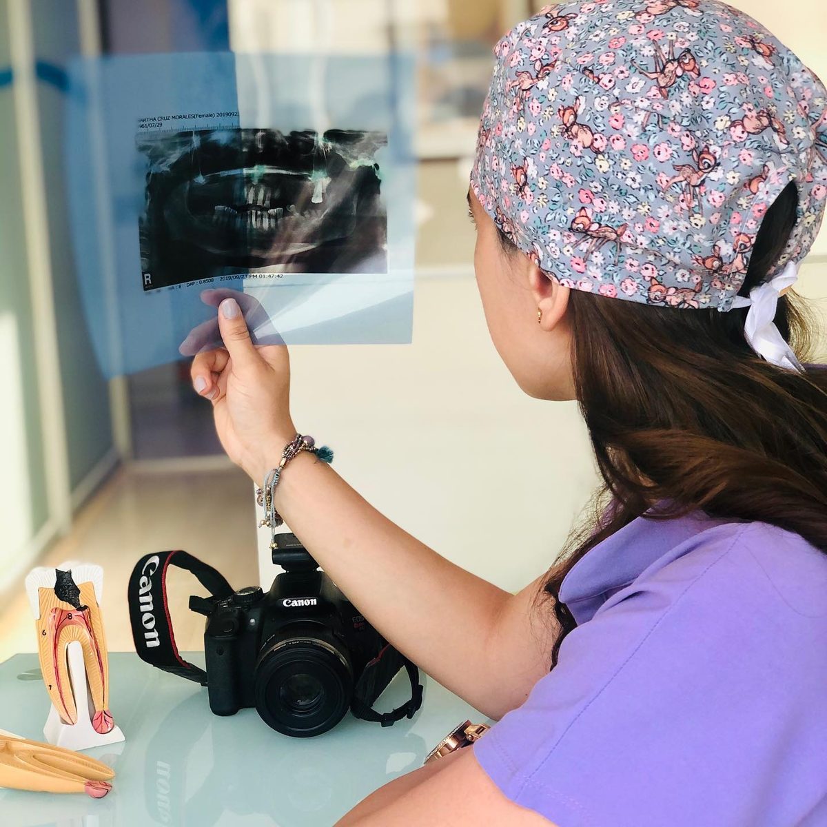 Doctora de Mayo Dental revisando una radiografía