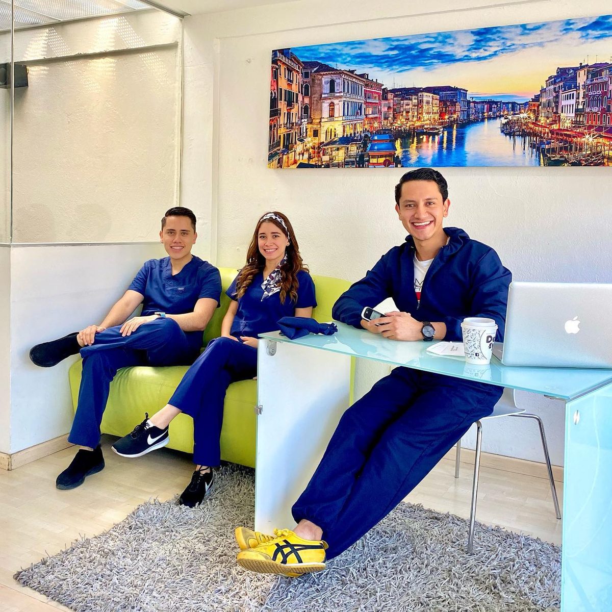 Equipo de Mayo Dental Center en la clínica